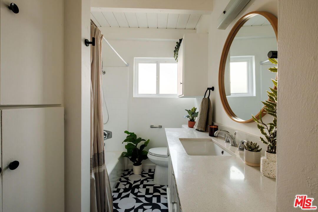 940 East Arroyo Terrace Alhambra, CA 91801 - Photo 31 of 54 a room with painting on the wall and a potted plant