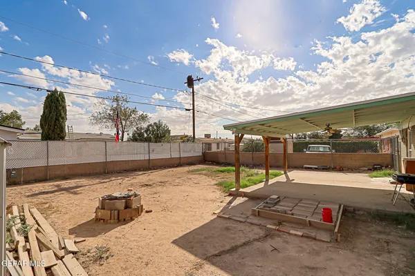 a view of a backyard