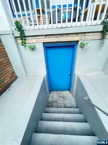 a view of entryway with a front door