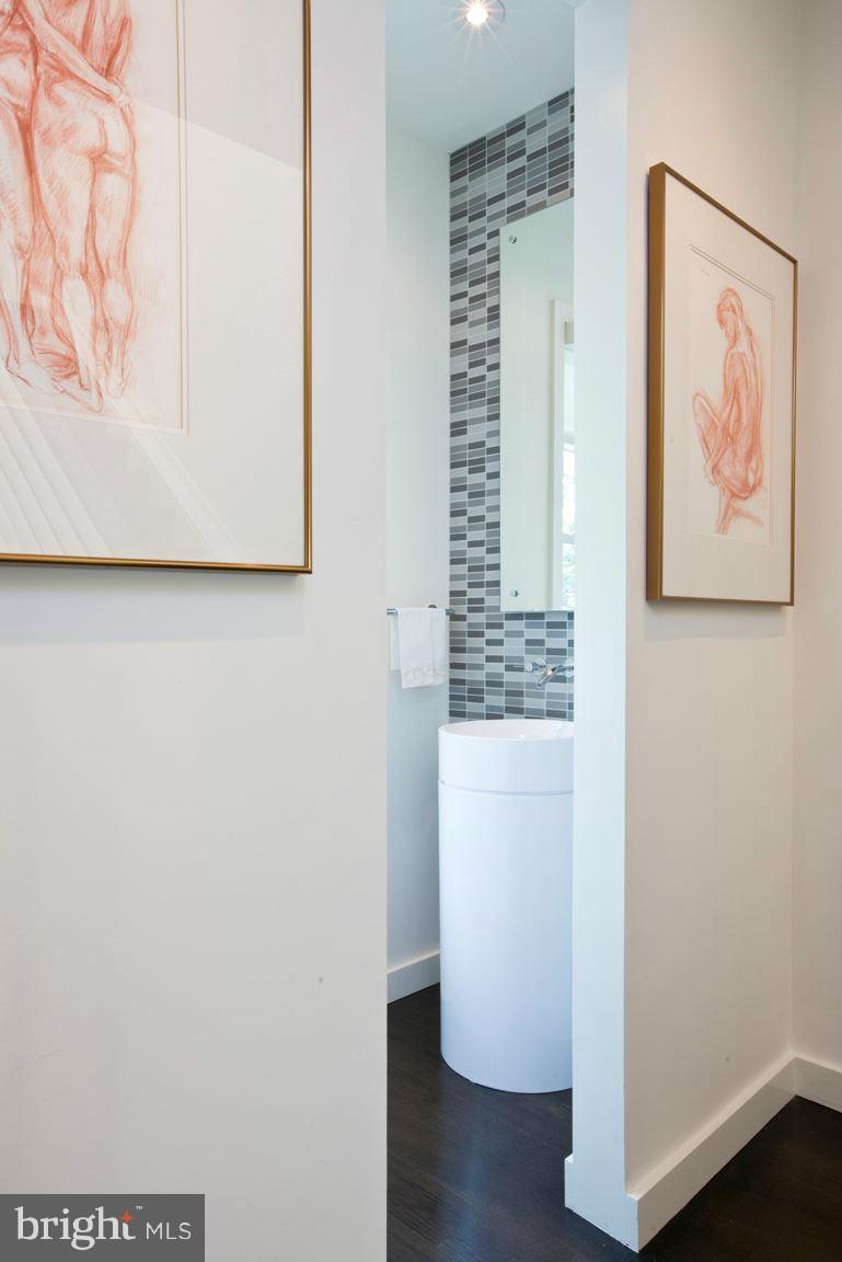 4226 River Road Northwest Washington, DC 20016 - Photo 11 of 28 Bath