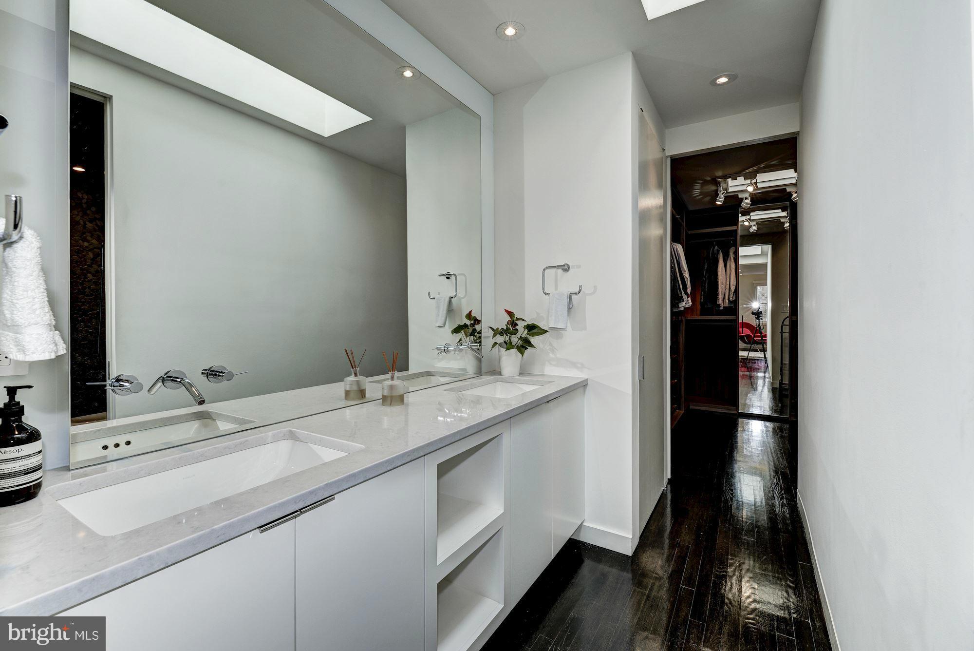 4226 River Road Northwest Washington, DC 20016 - Photo 17 of 28 Bath (Master)
