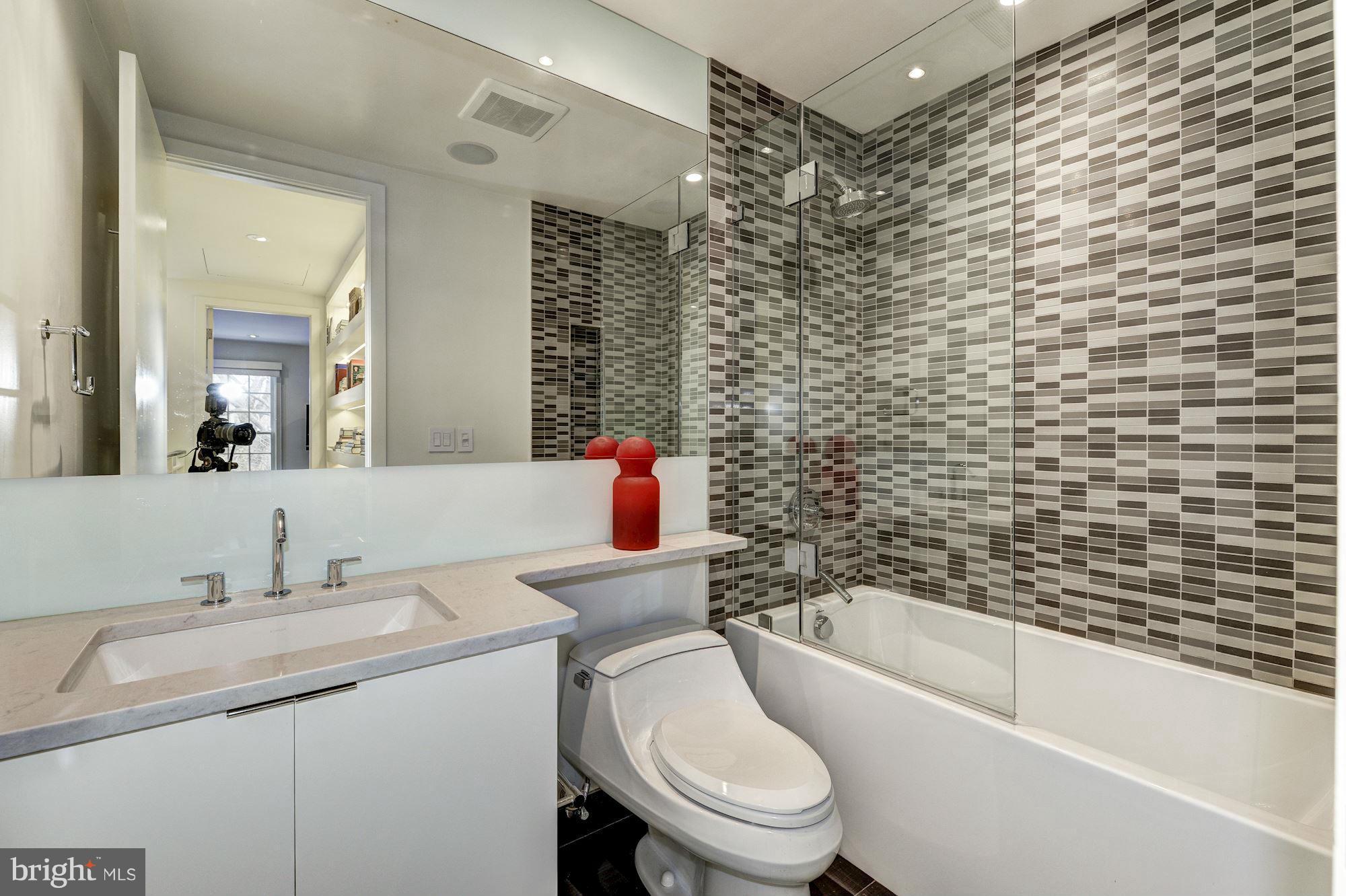 4226 River Road Northwest Washington, DC 20016 - Photo 23 of 28 Bath