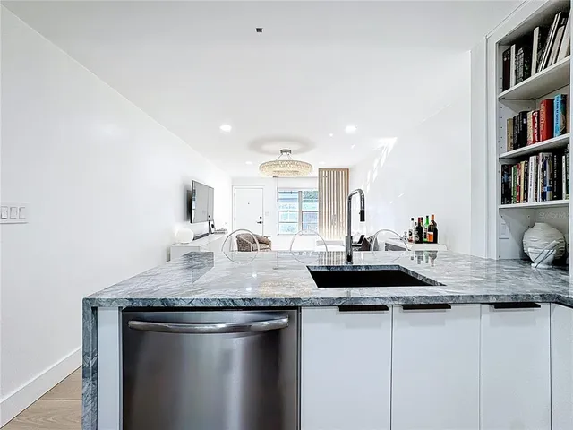 $203,900 | 4328 Edgewater Drive, Unit E103, Orlando, FL 32804