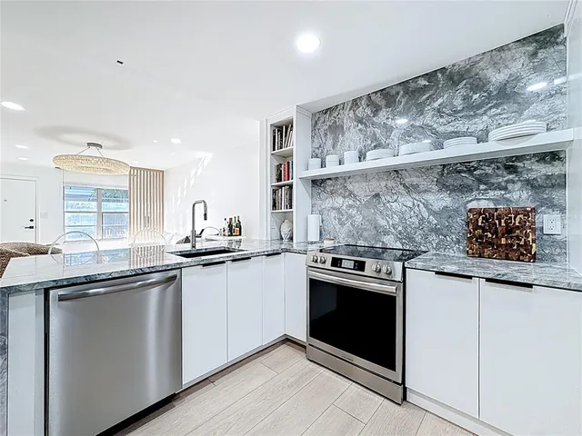 $203,900 | 4328 Edgewater Drive, Unit E103, Orlando, FL 32804