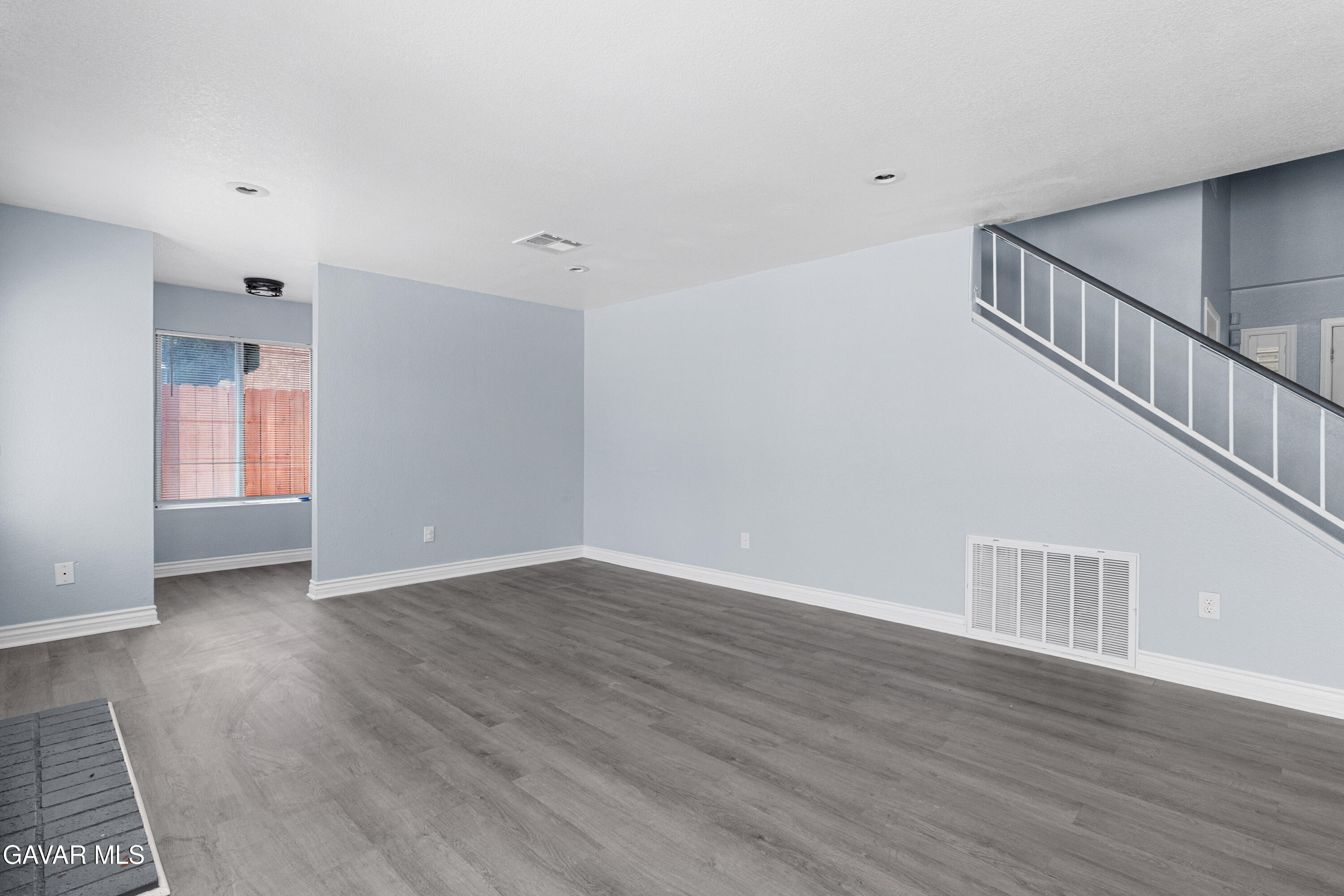 37666 Scomar Street Palmdale, CA 93550 - Photo 8 of 27 Living room-1