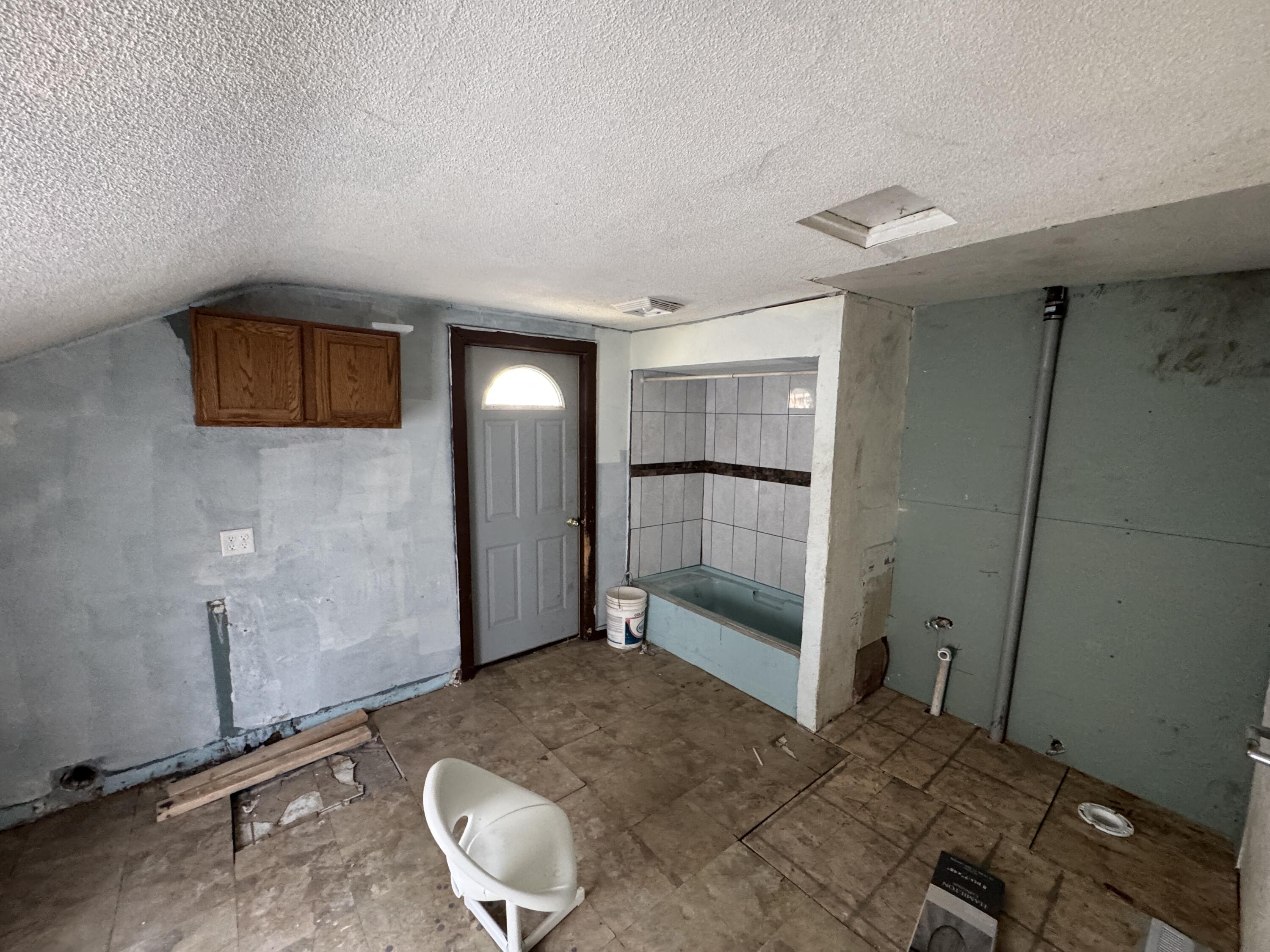 1146 Grand Avenue Racine, WI 53403 - Photo 6 of 10 1146 Grand ave bath angle 1