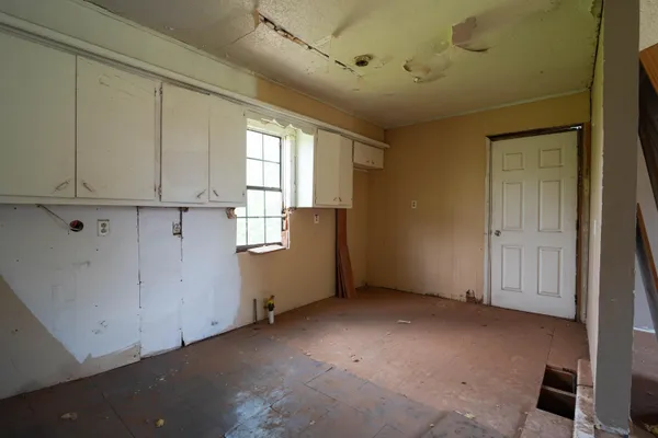 a view of empty room with window