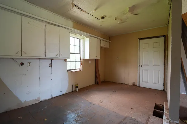 a view of empty room with window