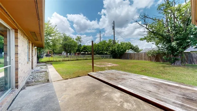 a view of a yard with a house