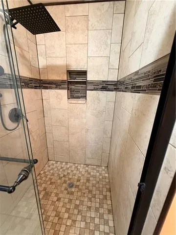 en empty room with windows and ceiling fan