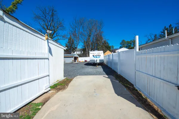 a view of a backyard