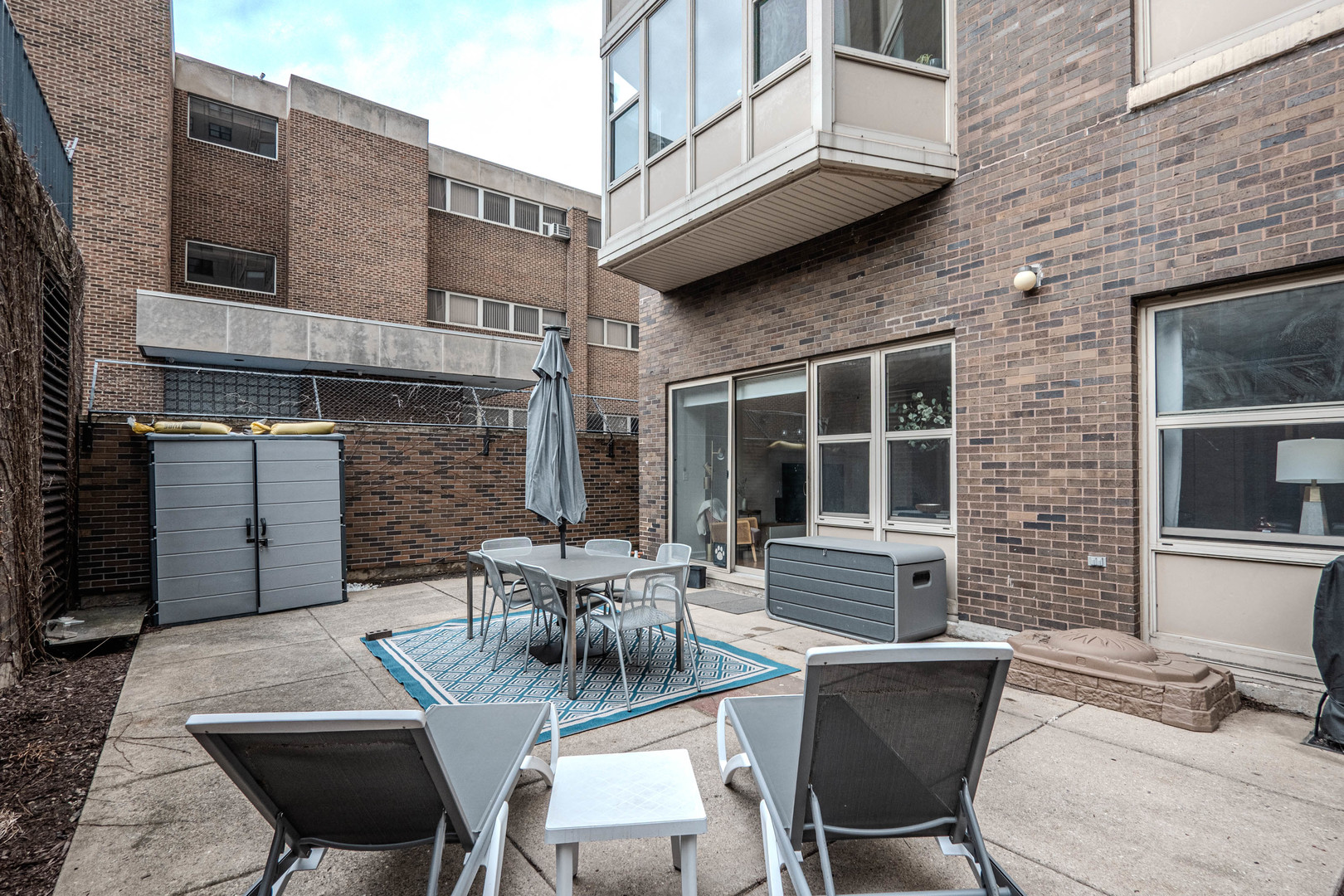 525 West Hawthorne Place, Unit 101 Chicago, IL 60657 - Photo 17 of 28 a view of a patio with a table and chairs