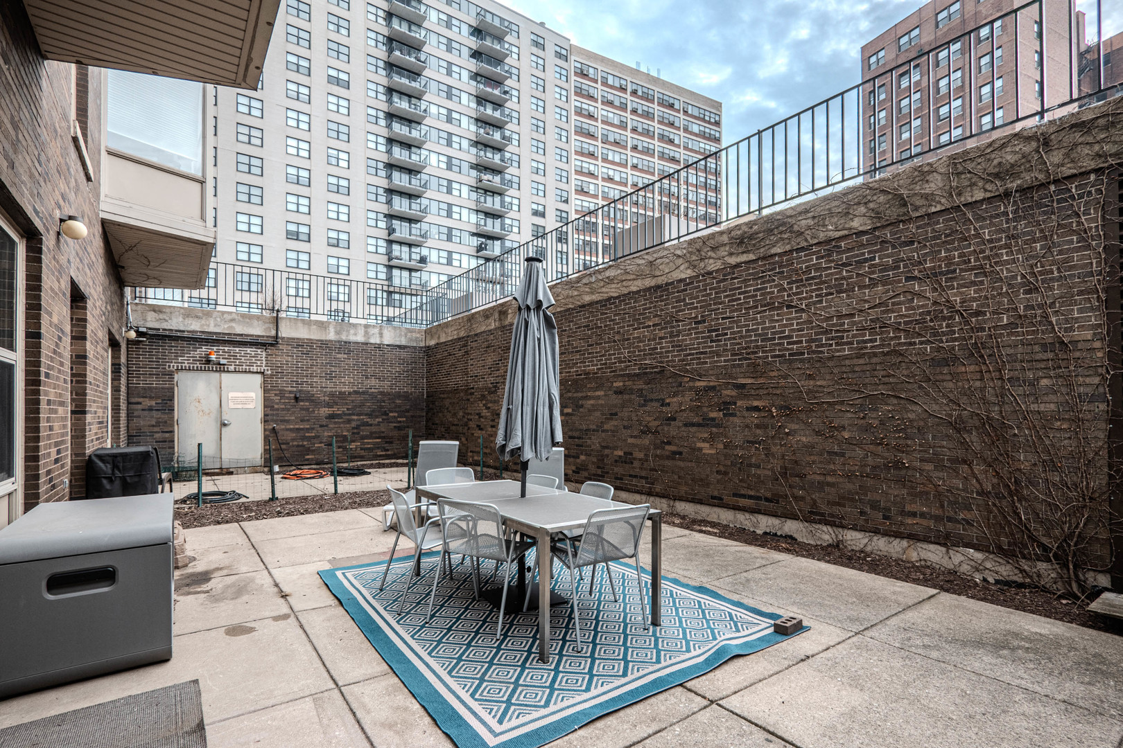 525 West Hawthorne Place, Unit 101 Chicago, IL 60657 - Photo 18 of 28 a view of outdoor seating