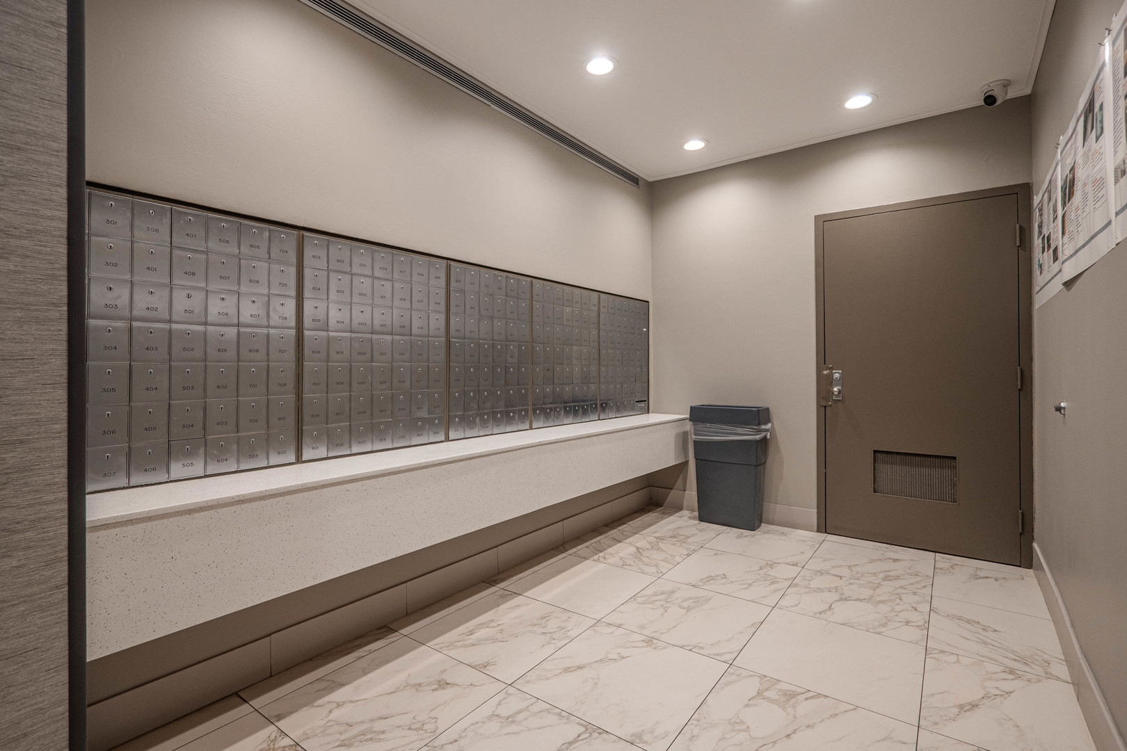 525 West Hawthorne Place, Unit 101 Chicago, IL 60657 - Photo 19 of 28 a bathroom with a bathtub and a shower