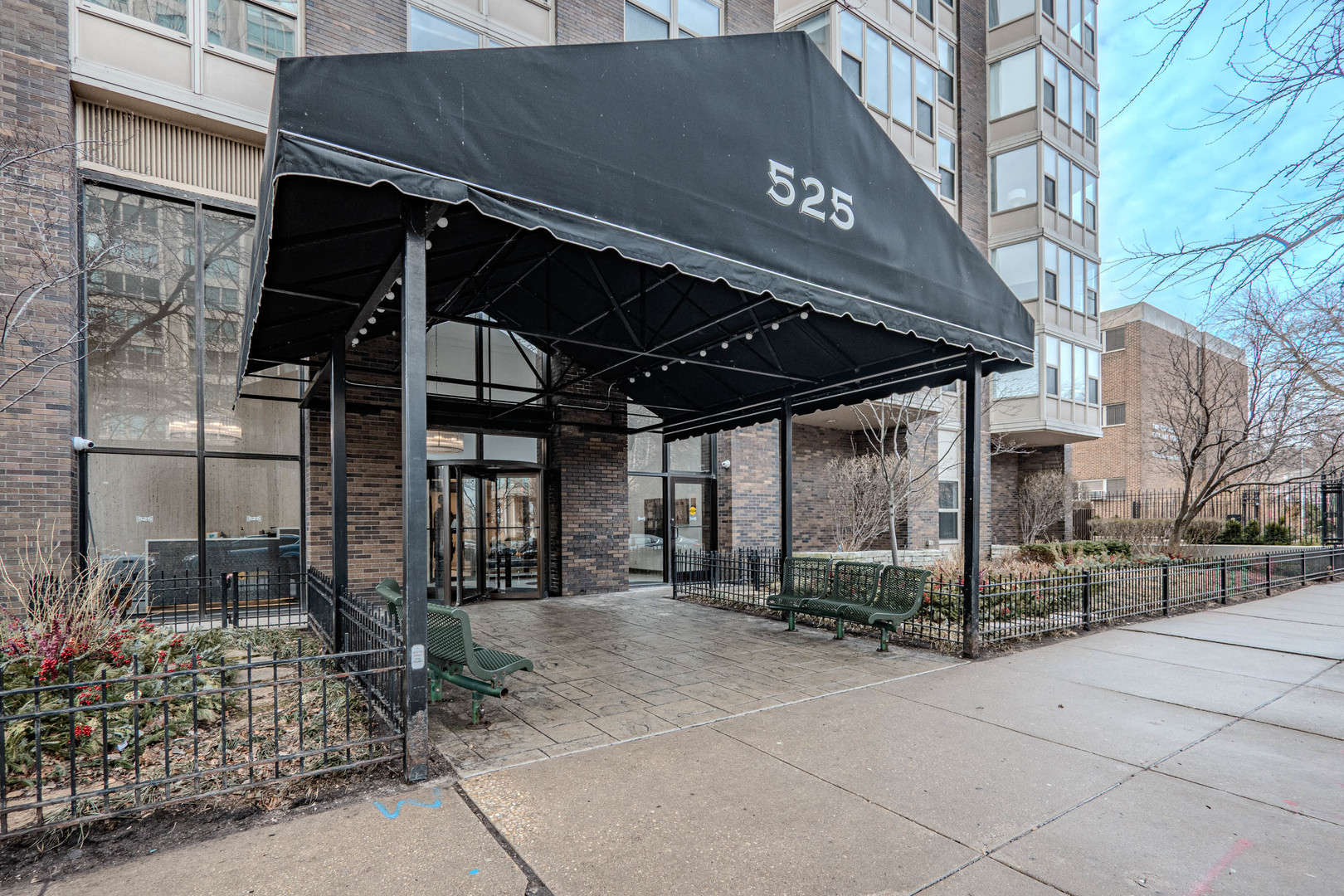 525 West Hawthorne Place, Unit 101 Chicago, IL 60657 - Photo 3 of 28 a view of a street with sitting area