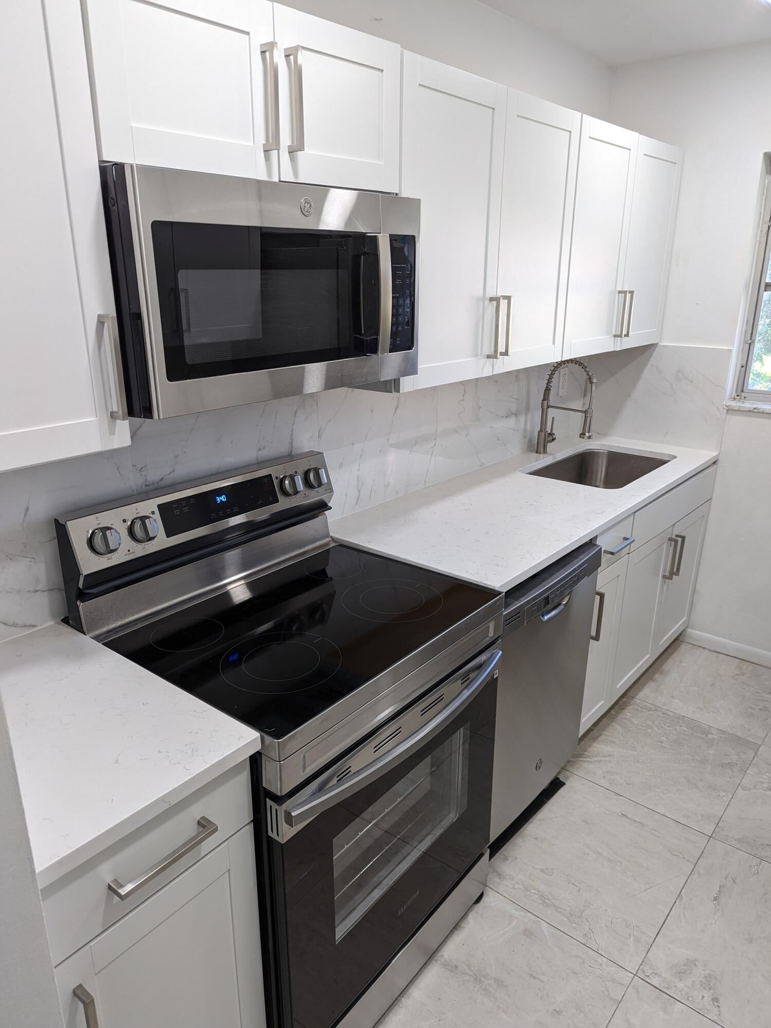 360 High Point Boulevard, Unit C Delray Beach, FL 33445 - Photo 2 of 15 Kitchen