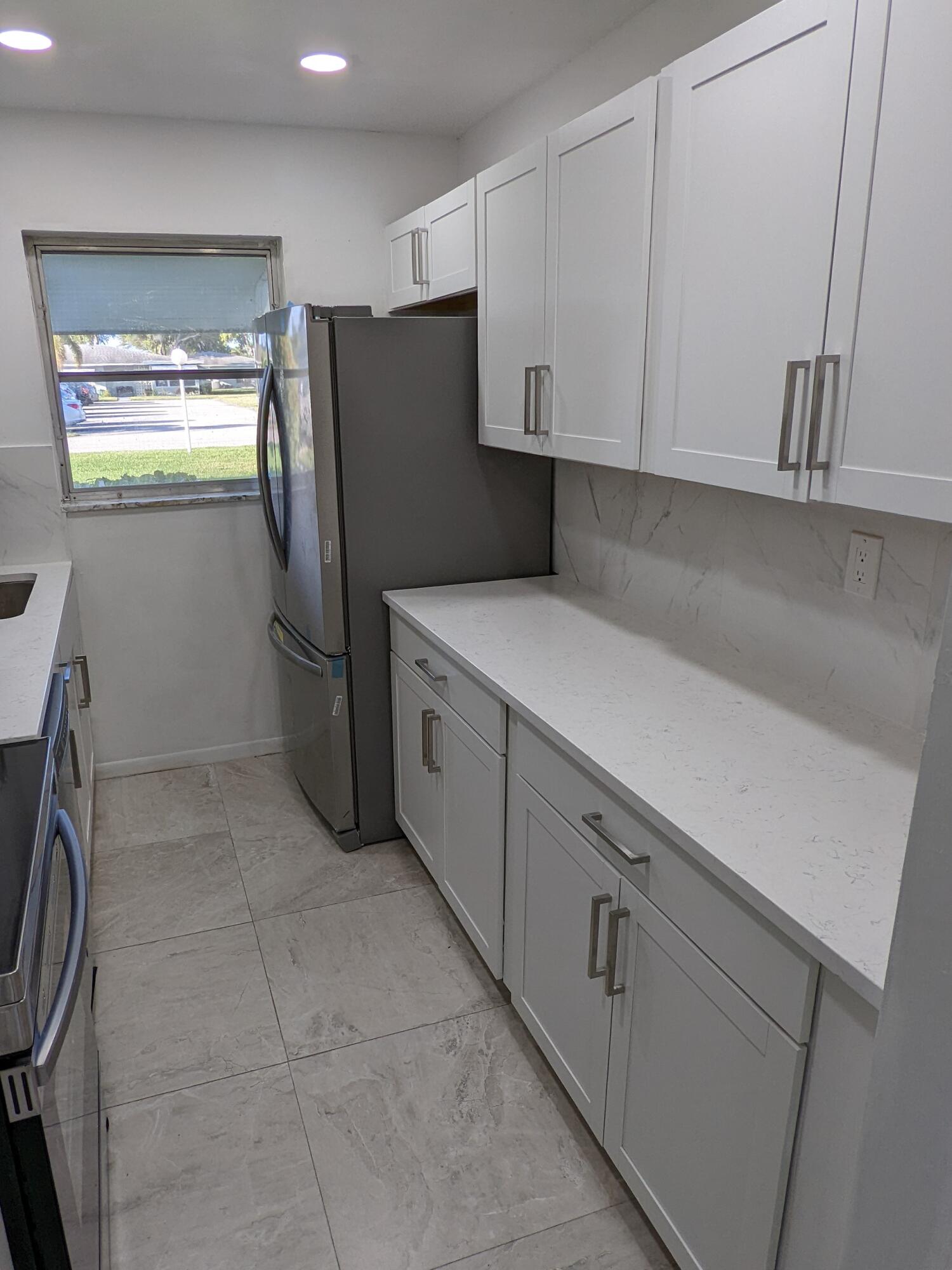 360 High Point Boulevard, Unit C Delray Beach, FL 33445 - Photo 4 of 15 Kitchen