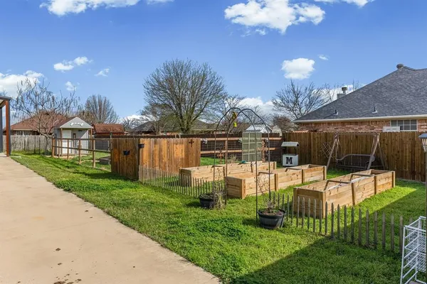 a view of a house with backyard and porch