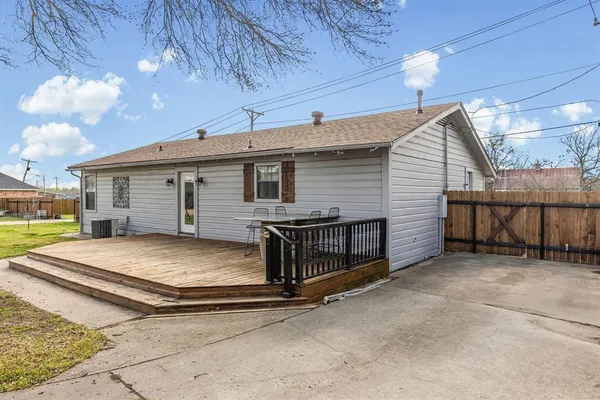 a view of house with backyard and ceiling fan