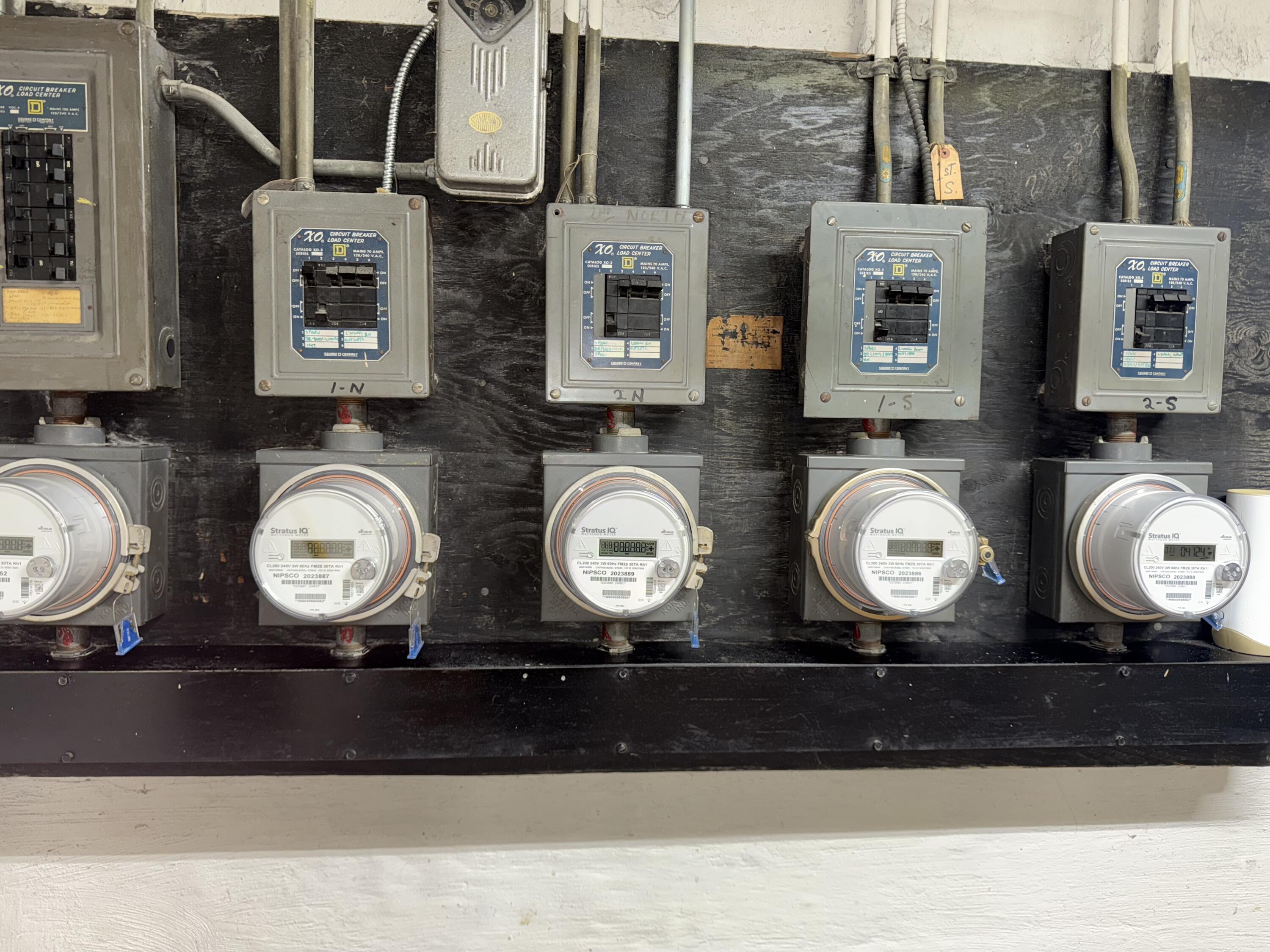 1820 Davis Avenue Whiting, IN 46394 - Photo 25 of 27 a bathroom with mirror and lots of car