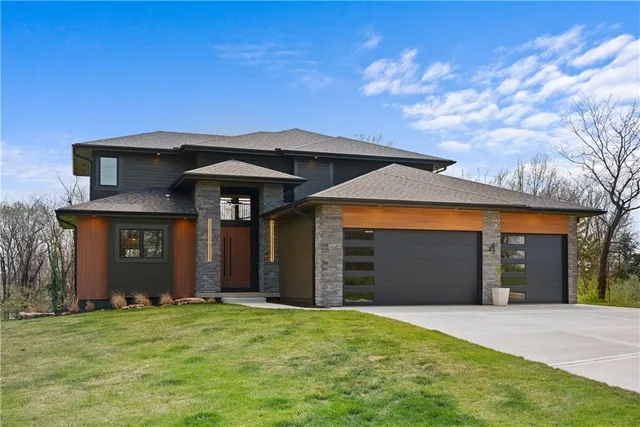 $900,000 | 4 Broken Arrow Court, Lake Winnebago, MO 64034