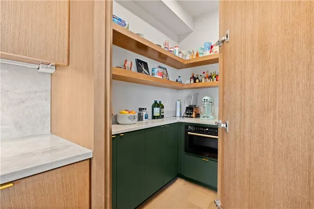 $875,000 | 4 Broken Arrow Court, Lake Winnebago, MO 64034