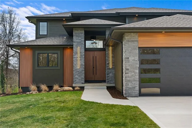 $875,000 | 4 Broken Arrow Court, Lake Winnebago, MO 64034