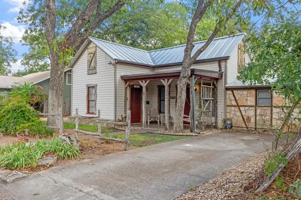 $690,000 | 207 South Bowie Street, Fredericksburg, TX 78624