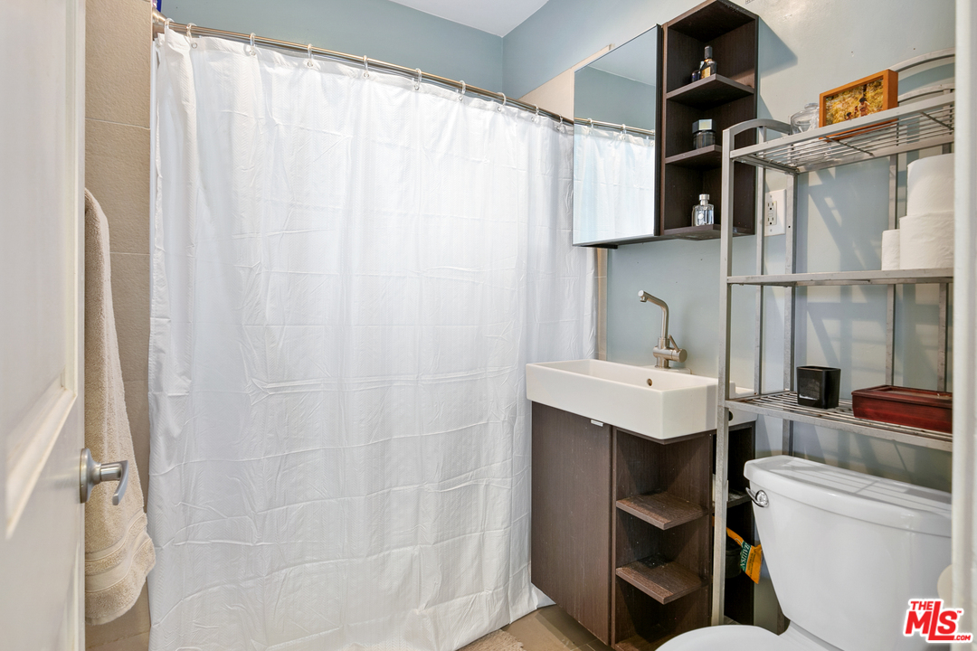 6821 Fountain Avenue Los Angeles, CA 90028 - Photo 10 of 21