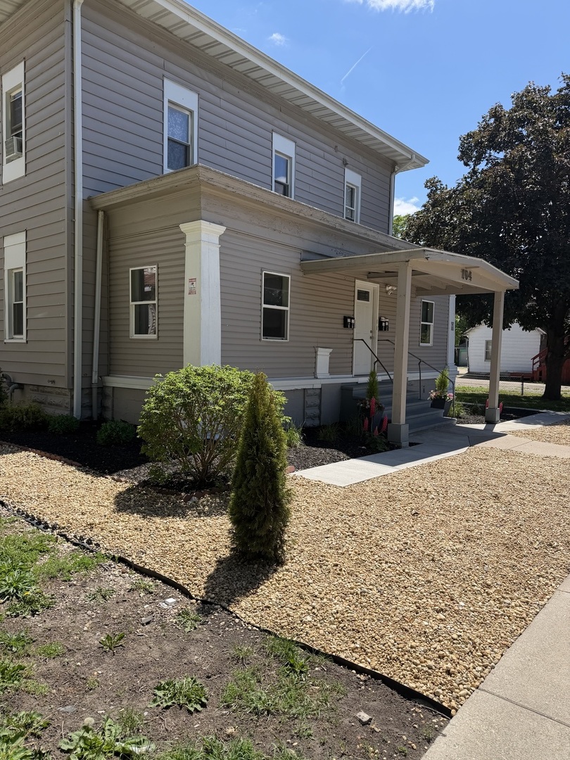 704 Locust Street Sterling, IL 61081 - Photo 2 of 15