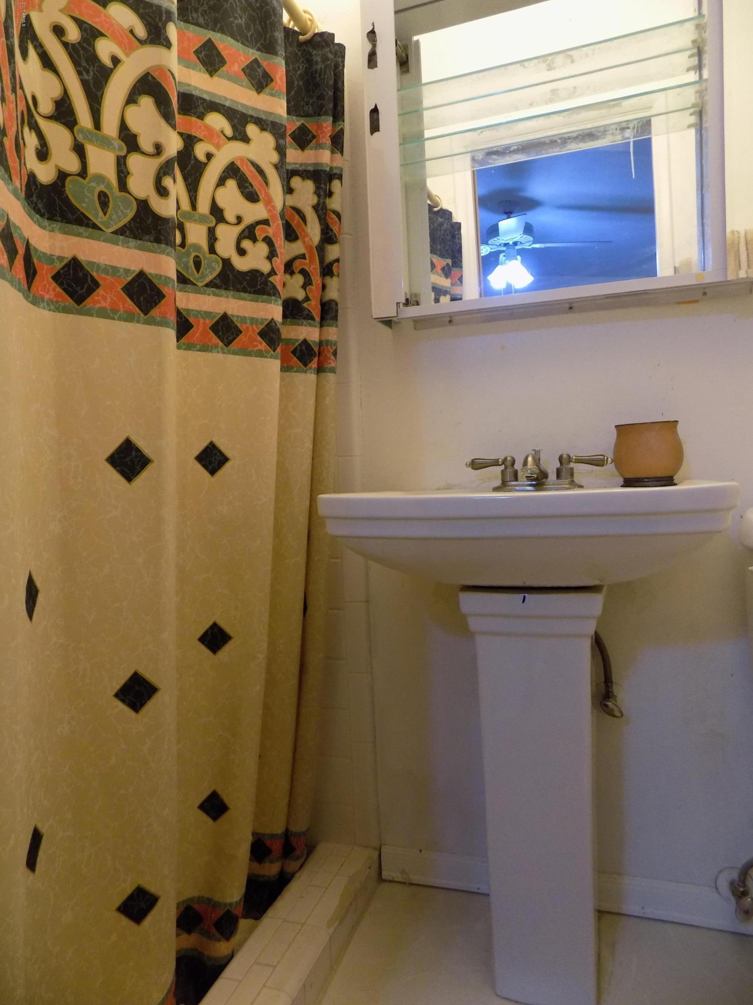 422 Hartford Road Kearny, AZ 85137 - Photo 26 of 37 Master-Pedestal sink & shower