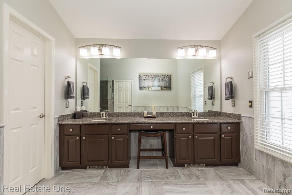 2392 Pleasant View Drive Rochester Hills, MI 48306 - Photo 19 of 39