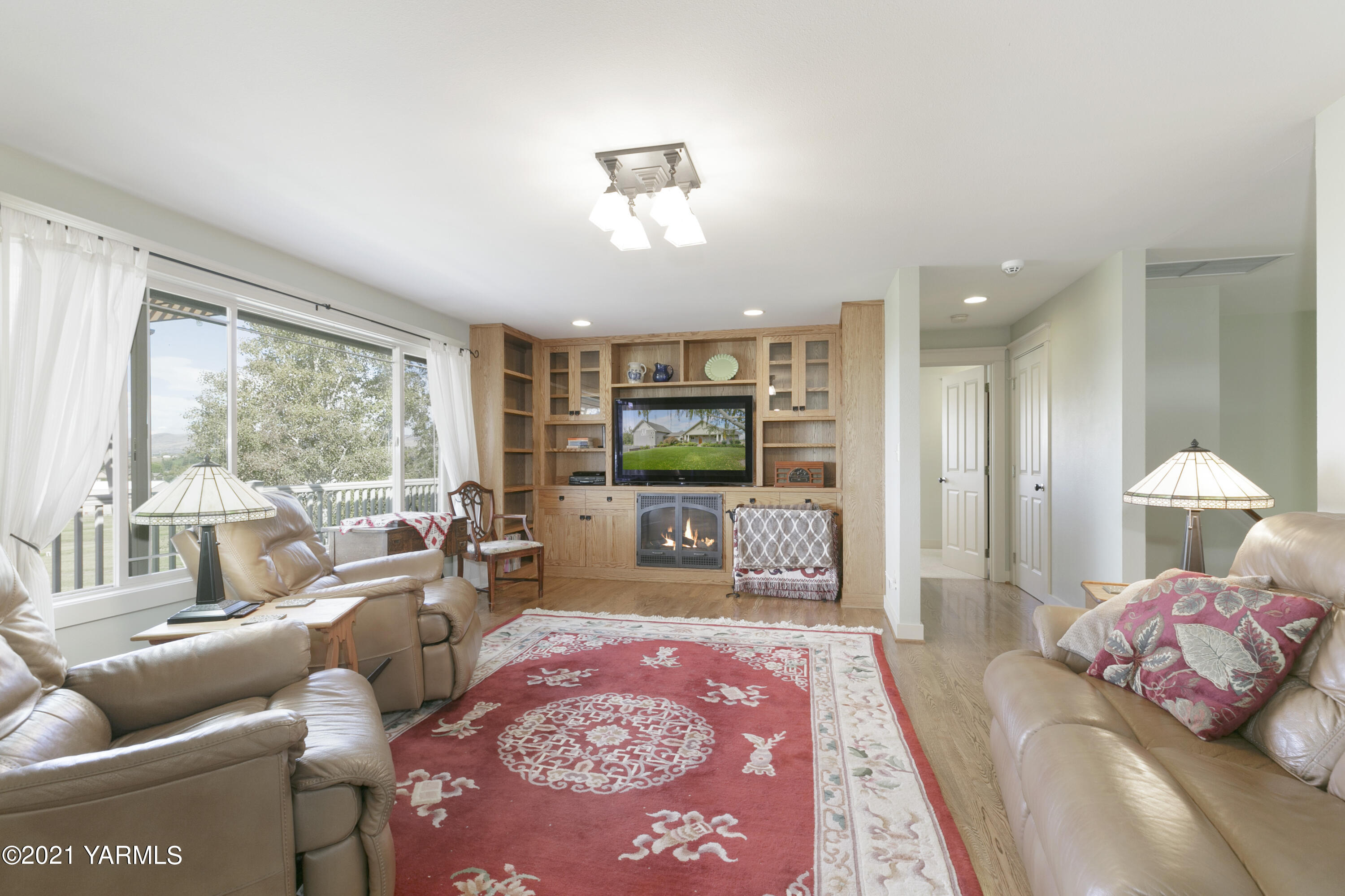 350 Hoff Road Moxee, WA 98936 - Photo 13 of 38 a living room with furniture and a large window
