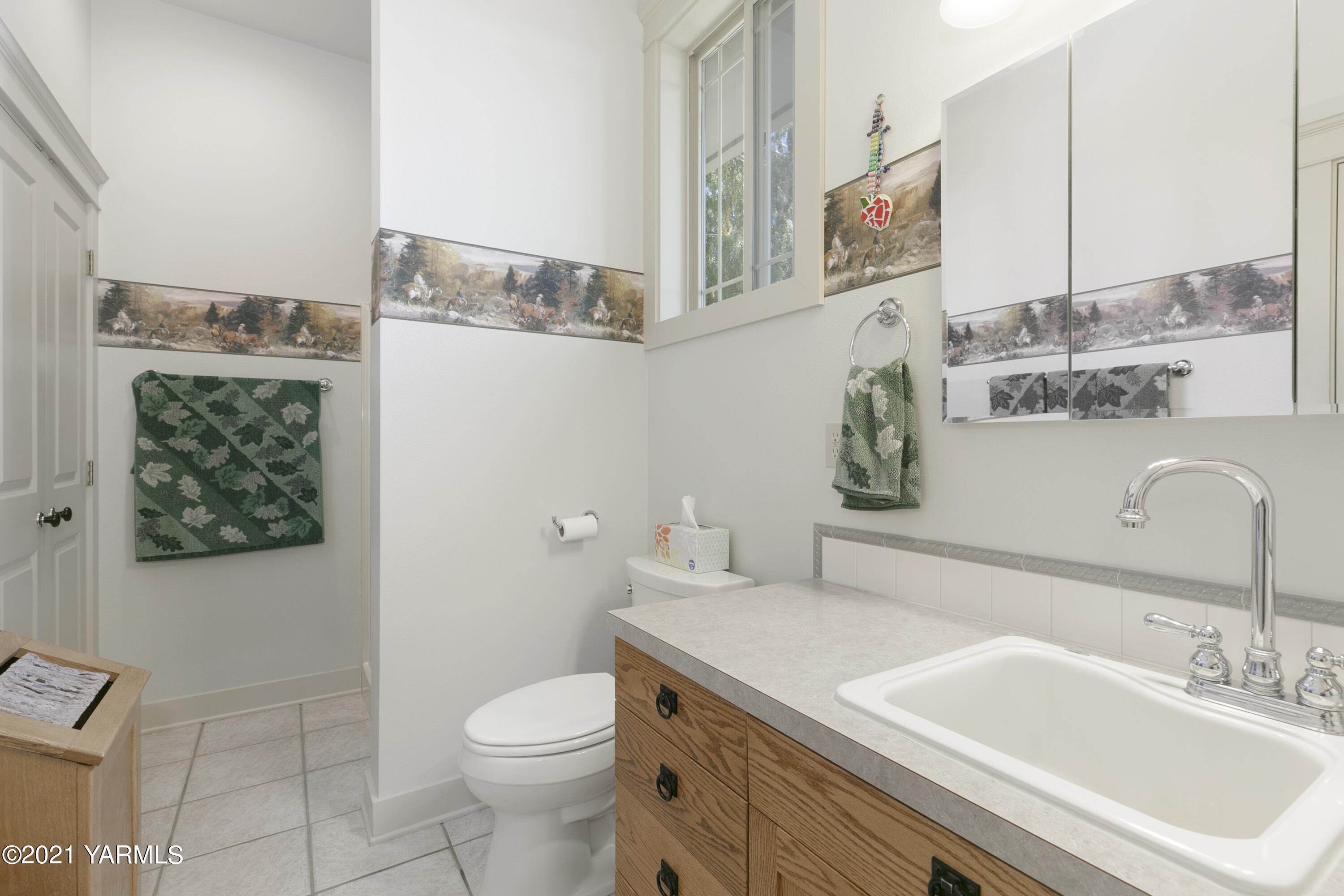350 Hoff Road Moxee, WA 98936 - Photo 14 of 38 a bathroom with a sink a toilet and mirror