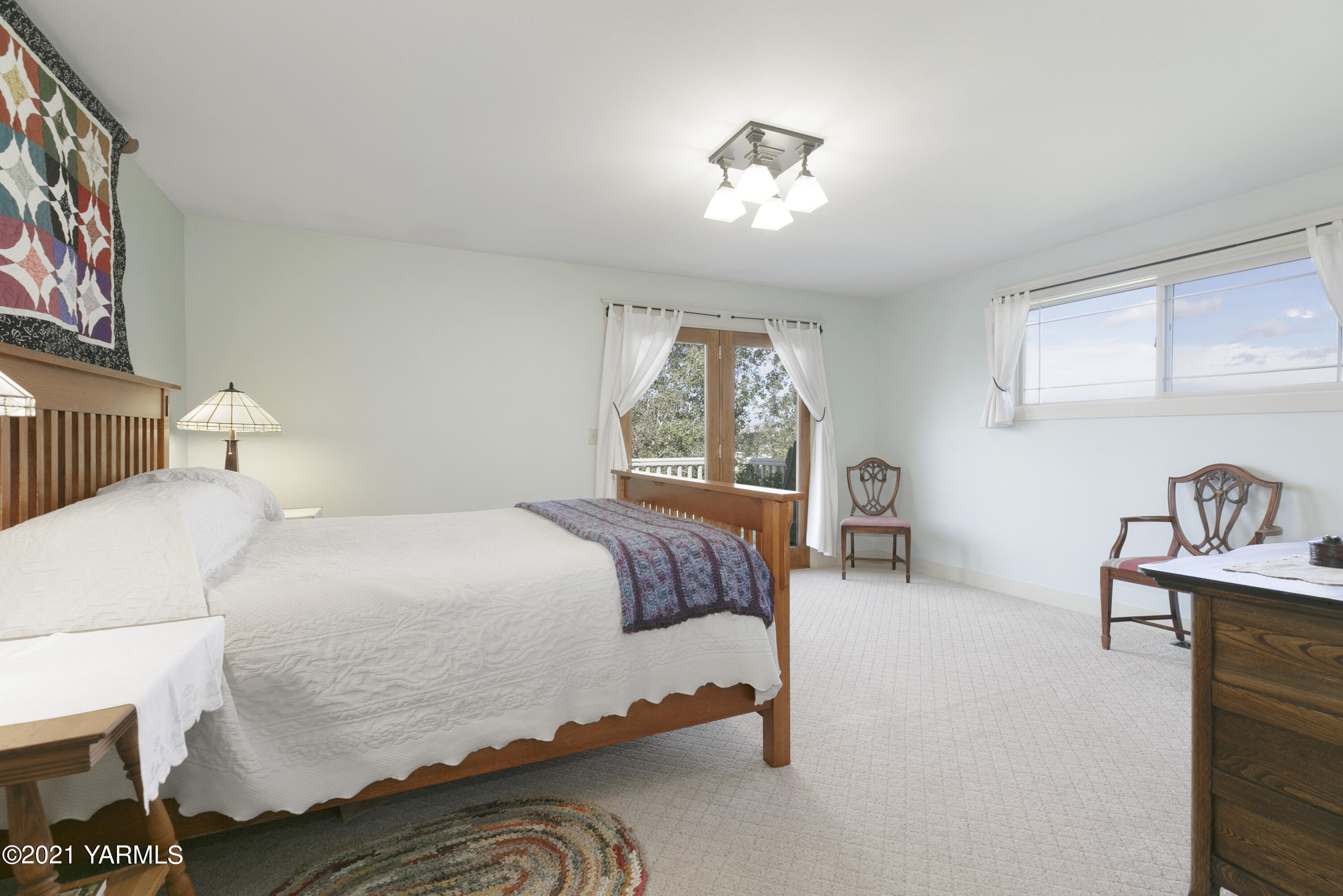 350 Hoff Road Moxee, WA 98936 - Photo 15 of 38 a bedroom with a bed and window