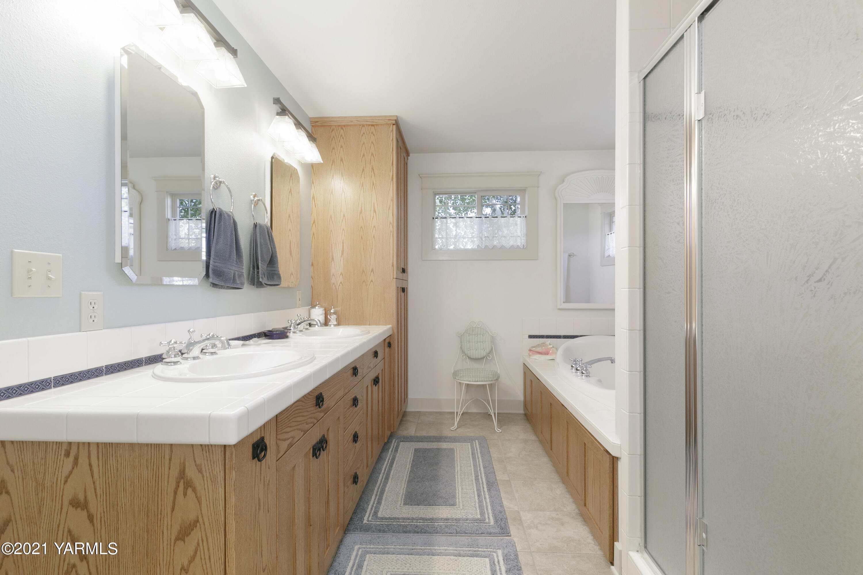 350 Hoff Road Moxee, WA 98936 - Photo 16 of 38 a spacious bathroom with a double vanity sink a mirror and a bathtub