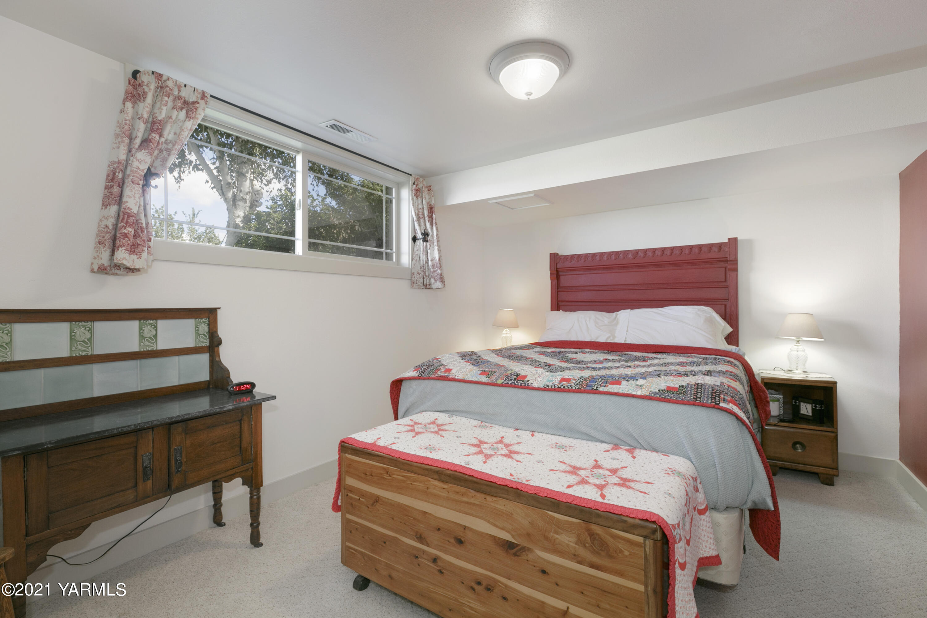 350 Hoff Road Moxee, WA 98936 - Photo 18 of 38 a bedroom with a bed and a window