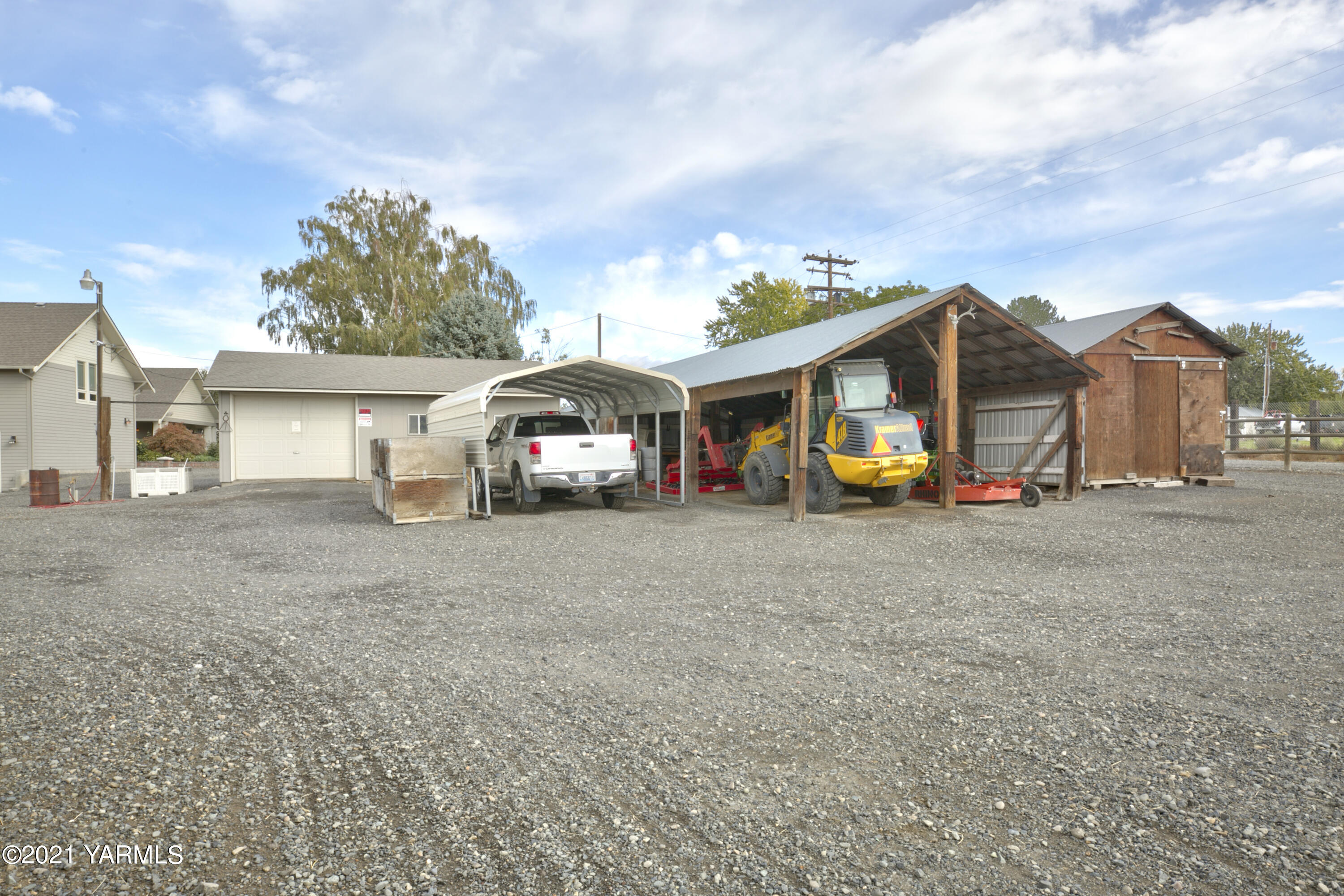 350 Hoff Road Moxee, WA 98936 - Photo 27 of 38 a view of a house with a yard and furniture