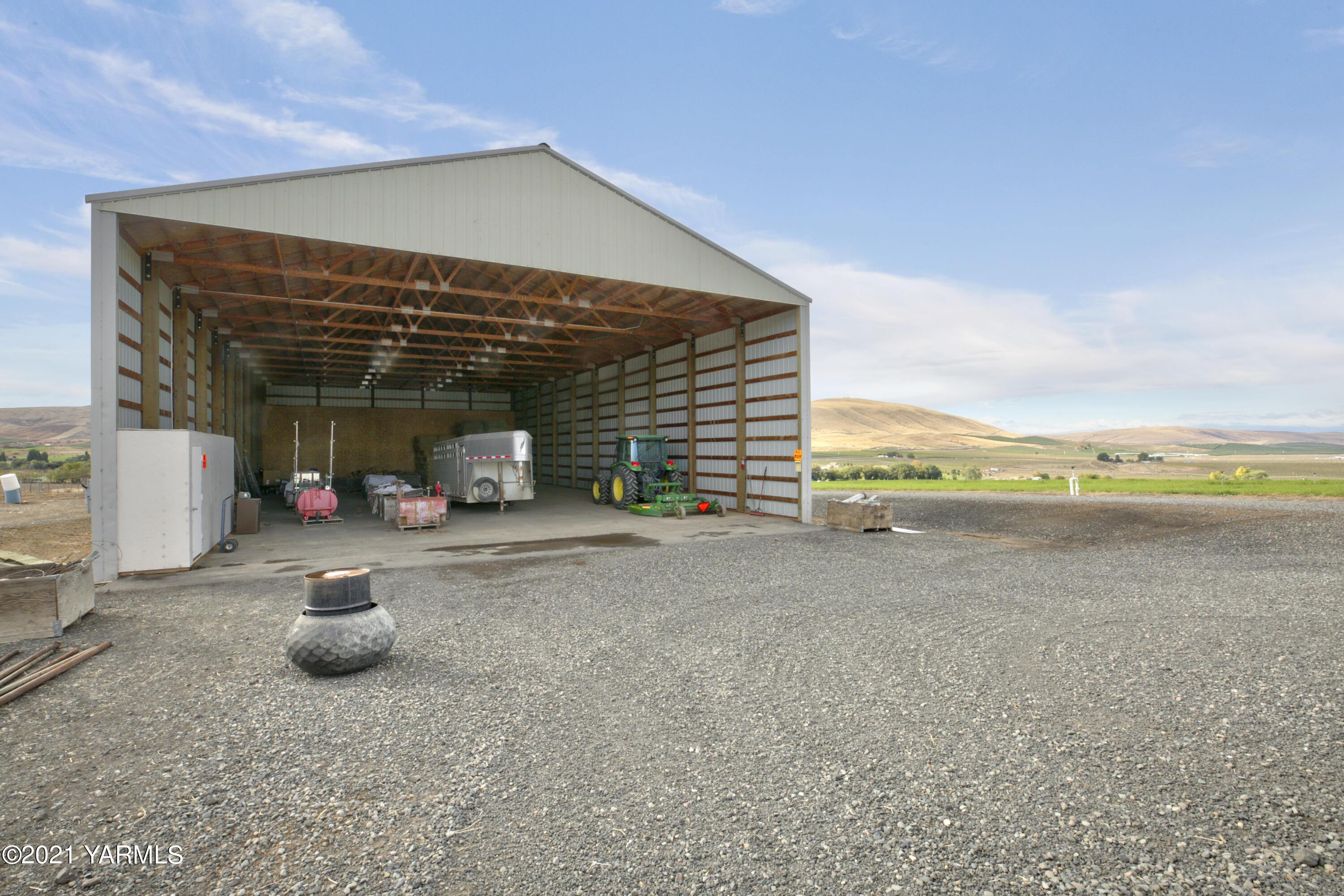 350 Hoff Road Moxee, WA 98936 - Photo 29 of 38 a view of a chair and tables in the patio