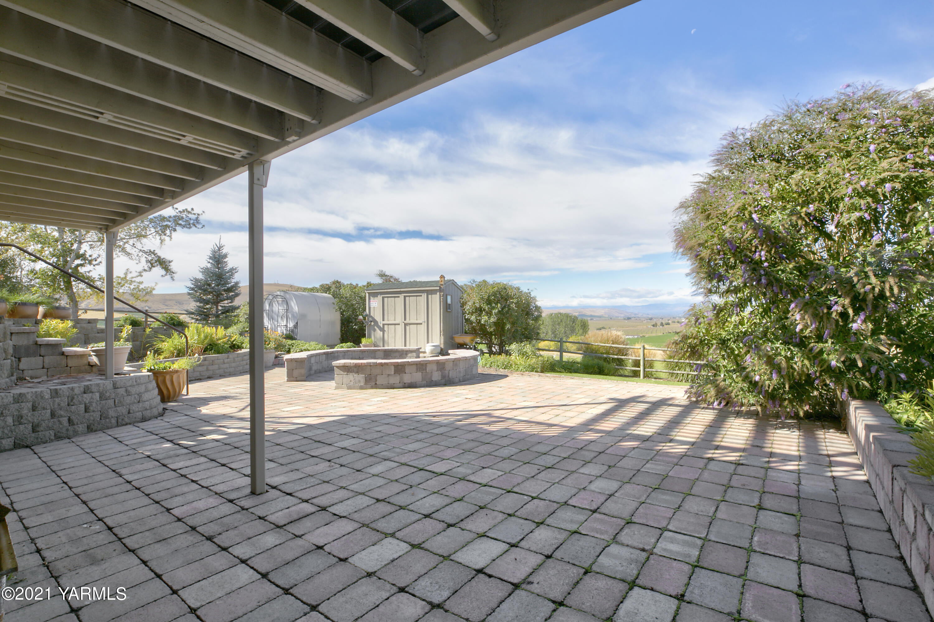 350 Hoff Road Moxee, WA 98936 - Photo 6 of 38 a view of a porch