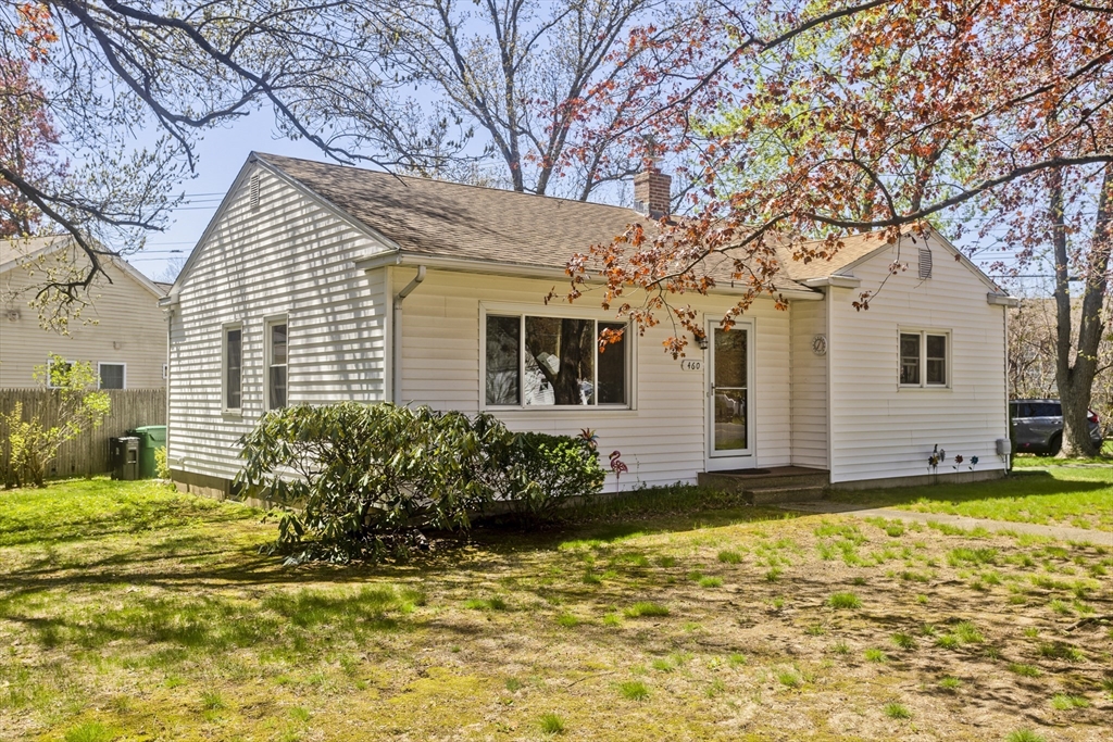 a view of a house with a yard
