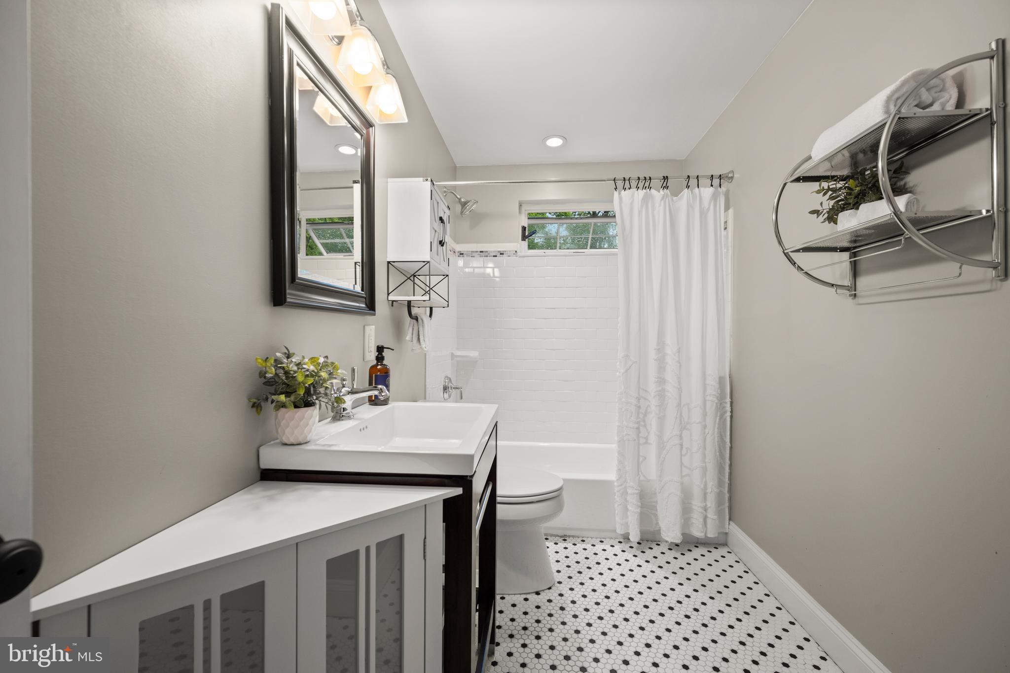 10902 Hammond Drive Laurel, MD 20723 - Photo 23 of 48 a room with a table and chairs