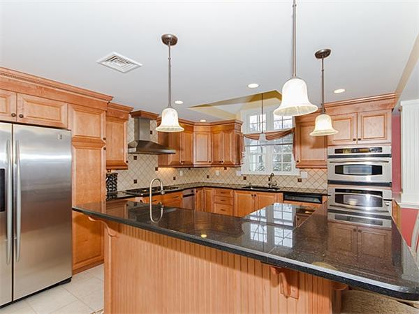 54 Thornton Road Waltham, MA 02453 - Photo 3 of 27 Gallery Image 3