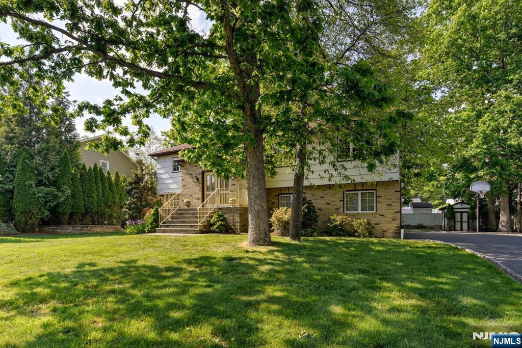 11 Yellow Brick Road Wayne, NJ 07470 - Photo 3 of 41