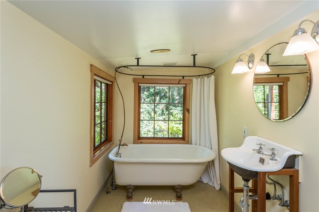 12094 Cunliffe Road Southwest Vashon, WA 98070 - Photo 11 of 25 Gallery Image 11