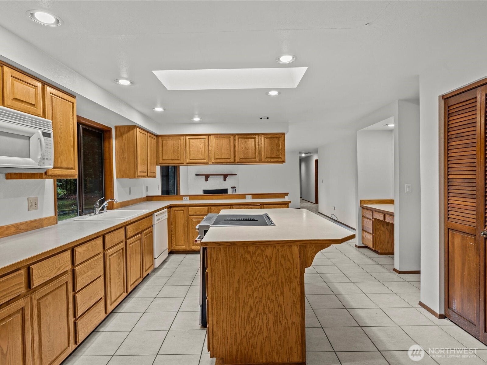 16715 Southeast 235th Street Kent, WA 98042 - Photo 4 of 40