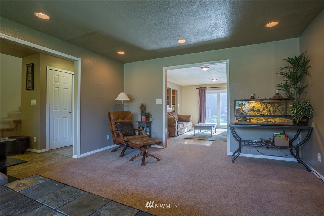 4808 Picnic Point Road Edmonds, WA 98026 - Photo 5 of 25 Gallery Image 5