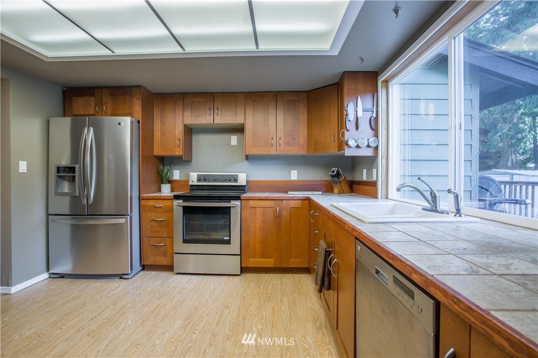 4808 Picnic Point Road Edmonds, WA 98026 - Photo 9 of 25 Gallery Image 9