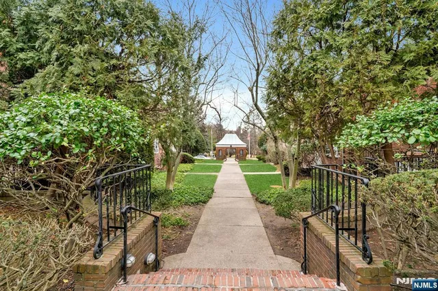 $2,700 | 151 West Palisade Avenue, Unit C10, Englewood, NJ 07631