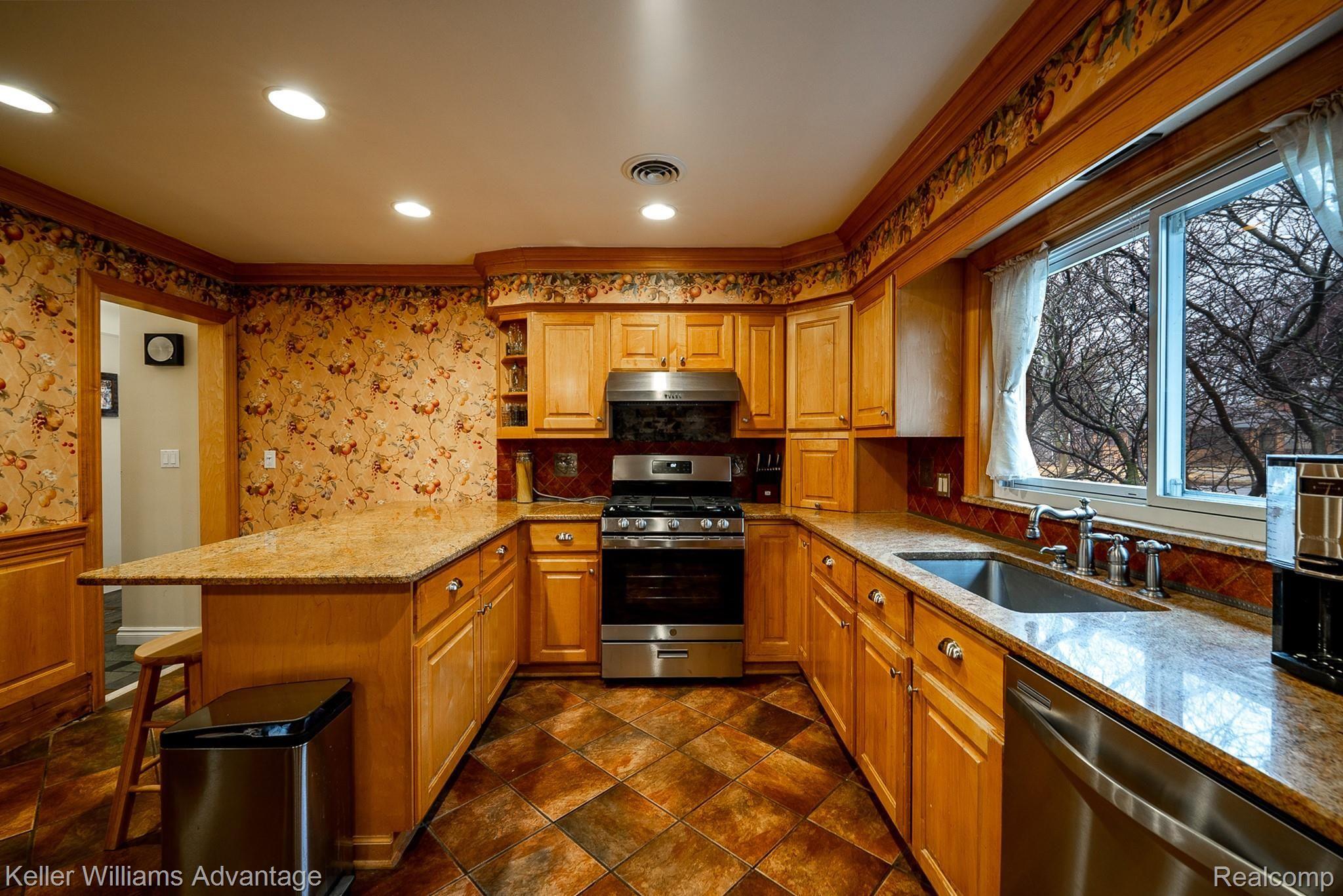 945 Barrington Road Grosse Pointe, MI 48230 - Photo 10 of 41 BarringtonRd_945_Kitchen 1.jpg